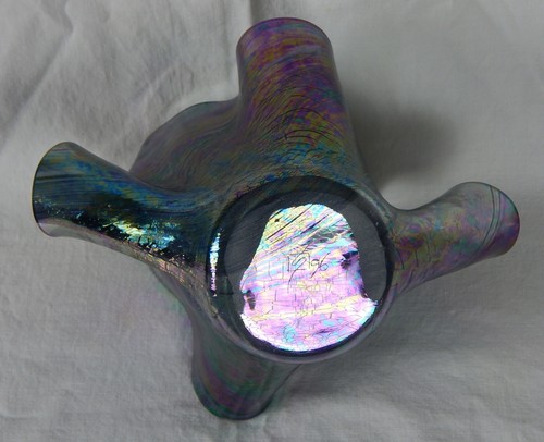 MUNDGEBLASENES KUNSTGLAS IRISIEREND AURENE TASCHENTUCH SCHALE VASE SIGNIERT '96 - Bild 3 von 6