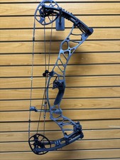 Item 4237 - Hoyt Archery Compound Bow - Helix - RH - Gray - 70# Max - 27-30” -