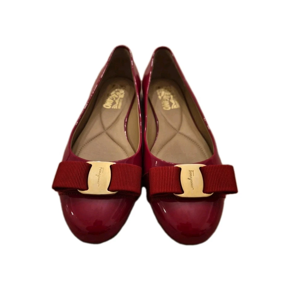 Salvatore Ferragamo Varina charol rojo plano talla 6,5 Foto 2 de 4
