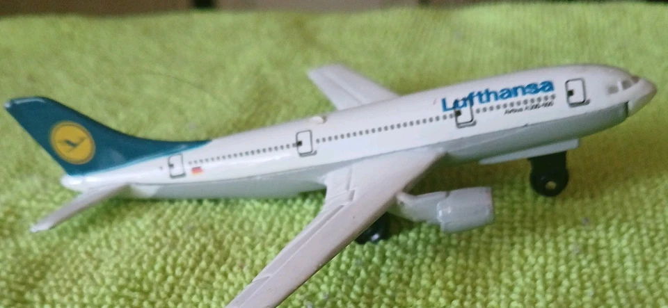 Matchbox Sky Busters, SB28, Diecast Lufthansa A300B Airbus (1973) - Image 2 of 3
