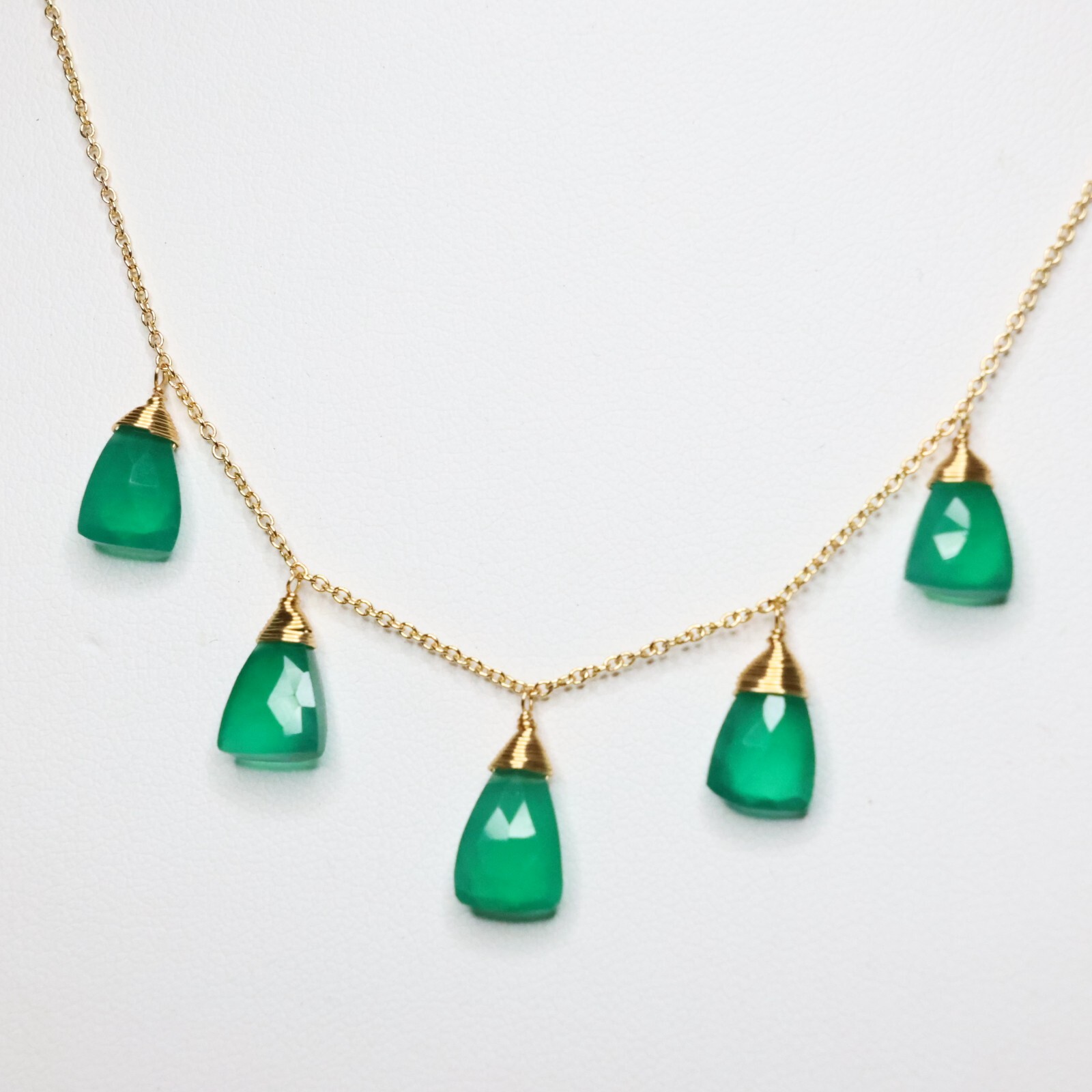 Collier en pierre fine naturelle onyx vert : le cadeau d'anniversaire parfait pour elle
