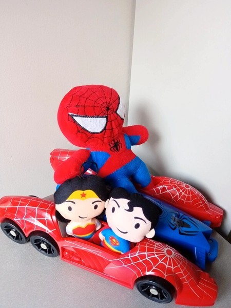 Coche Spider-Man Luz y Sonido con 3 Peluches