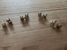 Płaskie słupki kolczyków ze srebra szterlingowego x8 przewijanych motylków 4mm 925 oznaczonych