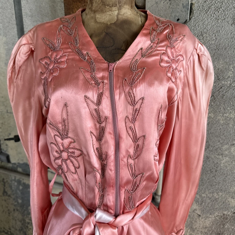 Maxi Vestido Vintage Años 40 Rosa Satinado Cremallera Acolchado Bordado Flores Años 30 Foto 3 de 4
