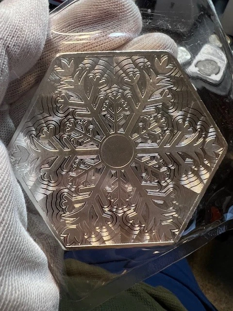 Barra de plata Snowflake Hexagon 10 OZ 999, ¡en mano lista para enviar! Foto 2 de 3