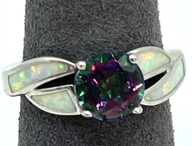 Ring. Mystic Topaz with Opal Inlays O(ver Silver Tone bBand. Size 8 - Image 3 of 4