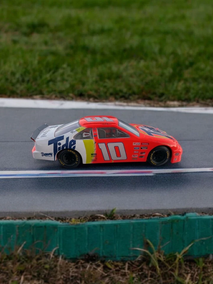 Ricky Rudd #10 Tide, Ford Thunderbird 1997 - Revell 1:24 Foto 2 de 4