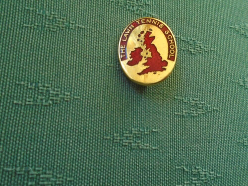 OLDER THE LAWN TENNIS SCHOOL - SPORTS ENAMEL PIN BADGE  - Picture 1 of 2
