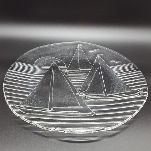 Vtg 1970s Setting Sun Brand Sailboat Scene Rounded Textured Glass Platter 13" - Picture 3 of 11
