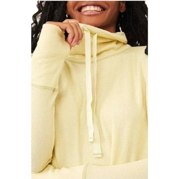 Sudadera holgada de gran tamaño con volantes acanalados Free People Movement Come Close mediana Foto 3 de 4