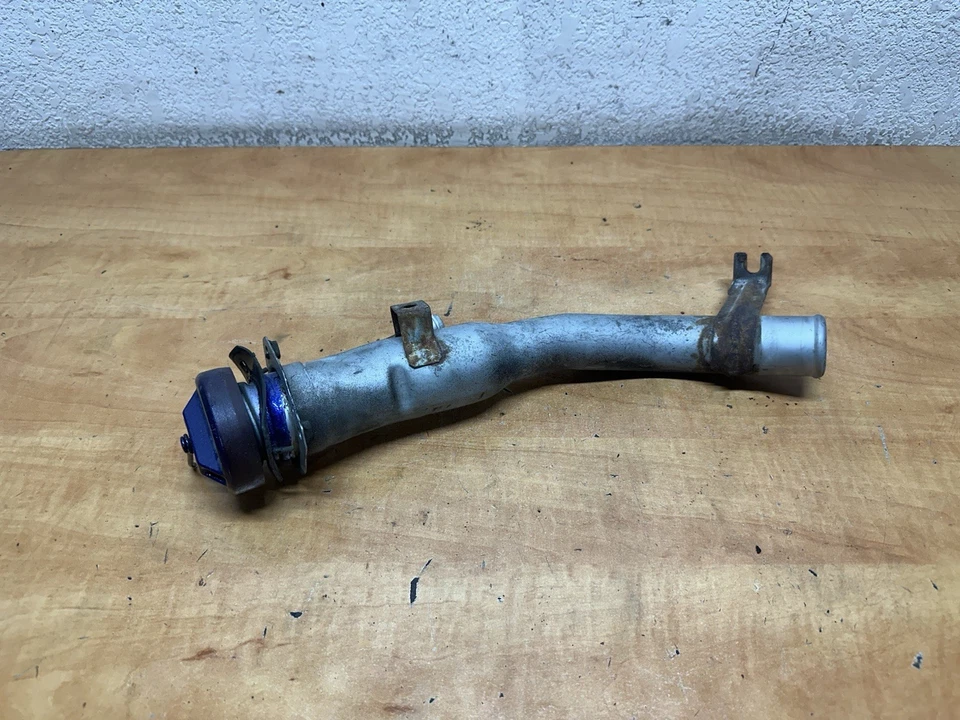 Cuello de llenado del tanque de combustible de gasolina 91-93 Mitsubishi 3000GT VR4 OEM Foto 4 de 4