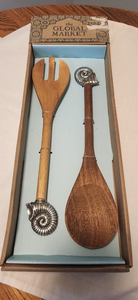 Tenedor y cuchara para servir ensalada de metal y madera The Global Market, India