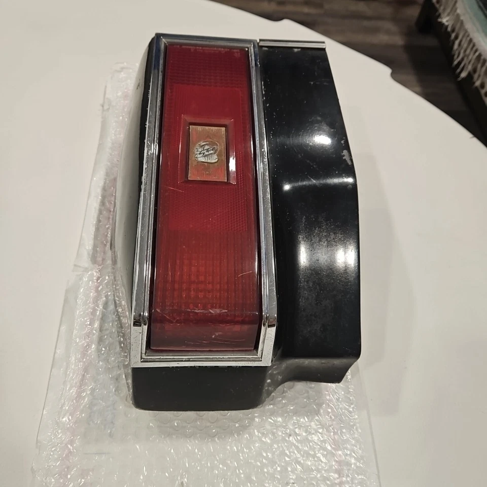 80 81 82 83 84 Oldsmobile Regency 98 Olds luz trasera derecha lente roja bisel Foto 4 de 4