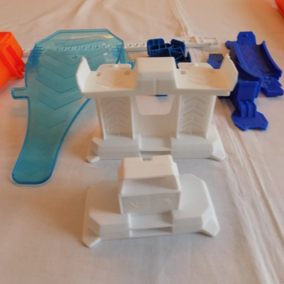 Hot Wheels Huge Lot Track/Connectors/Toxic Creatures Hamburger/misc  112 pieces - Image 4 of 4