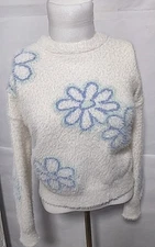Hooked Up by IOT Juniors' Eyelash Floral Sweater Medium White Blue.