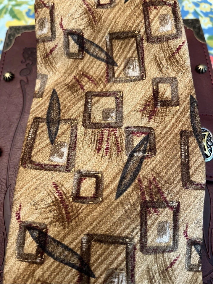 Gloria Vanderbilt Vintage Mens 100% Silk Gold Abstract Tie Made In The USA! - Image 3 of 4