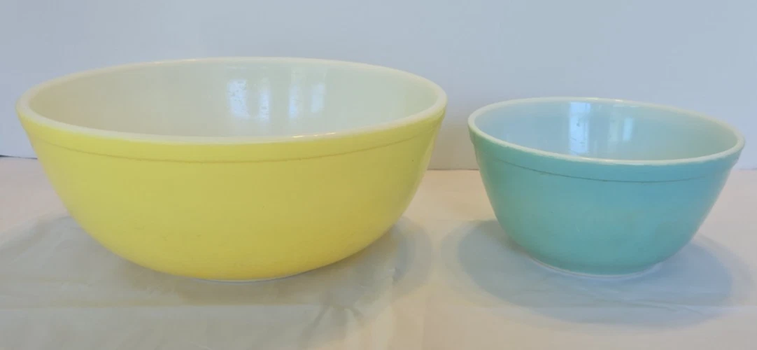 Vintage PYREX Set of Two Yellow &Turquoise BUTTERPRINT Nesting Mixing Bowls