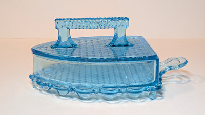 EAPG. Imperial American Pressglas Sad Iron / Flat Iron Butterdose - Blau