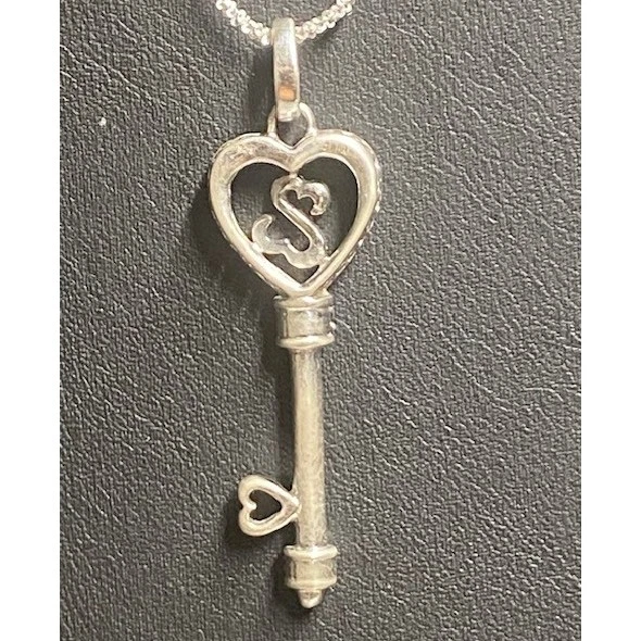 J SEYMOUR STERLING SILVER CLEAR/ BLACK DIAMONDS OPEN HEARTS KEY PENDANT SKY - Image 3 of 4