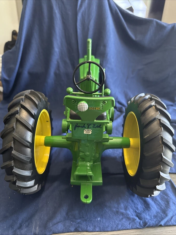 Signed Special Edition- John Deere 1:8 scale Model A Tractor NIB Rare Tractor LG - Image 3 of 4