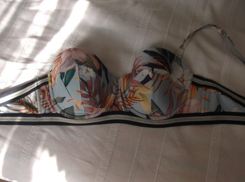 Bikini Oberteil, blau mit Blüten, H&M, ungetragen - Bild 4 von 5