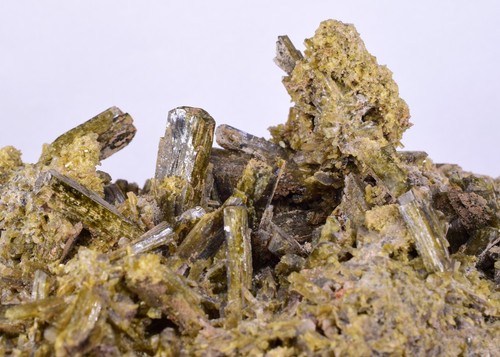 13ms CLINOZOISITA EPIDOTA CRISTALES PERÚ MINERAL ESPÉCIMEN COLECCIONISTA KB60 - Imagen 10 de 12