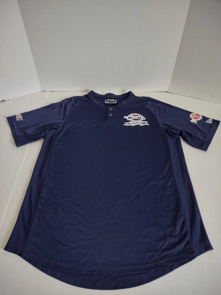 Pullover New Era Para Hombres Azul Cheers Beacon Hall Manga Corta 2 Botones Talla Mediana Foto 2 de 4