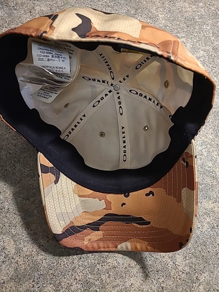 Gorra Oakley Para Hombres Tincan Camuflada Desierto, Ajuste Rendimiento Ajustado L/XL Gorra Flexible Foto 3 de 4