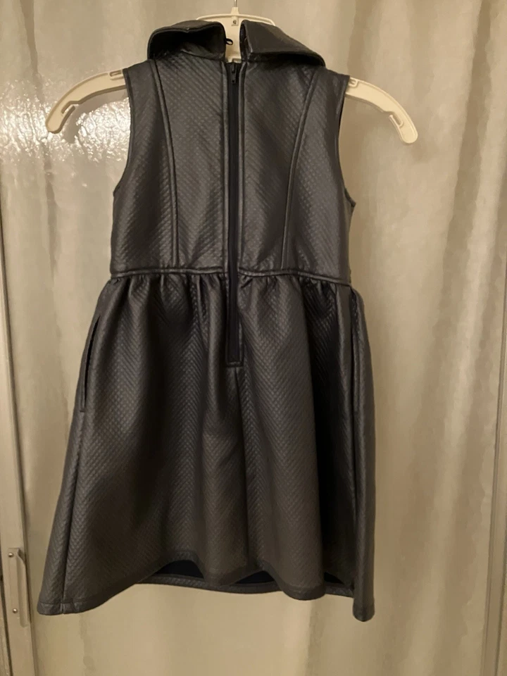 Usado en Excelente Condición Vestido Evie Descendientes Disney Talla 5/6 Imitación Cuero Disfraz Foto 2 de 3