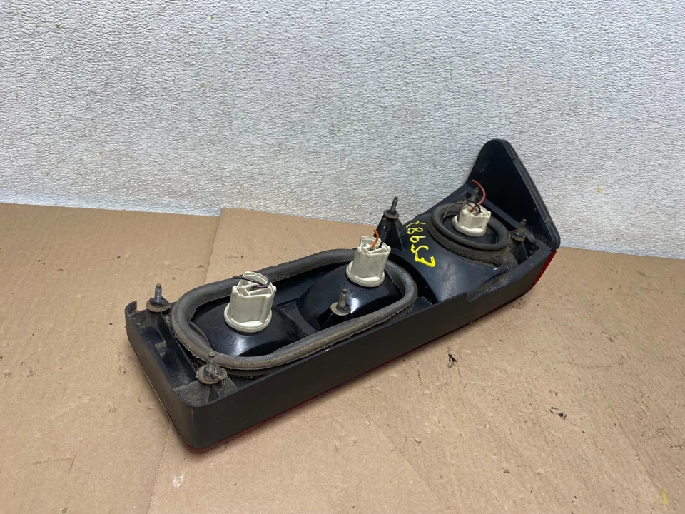 Luz trasera lateral del pasajero derecho Ford Escort 1986 E5987 DG1 fabricante original Foto 4 de 4