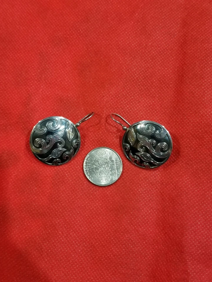 Redonda superpuesta de plata de ley Silpada Nepal... Hermosa. Foto 3 de 3