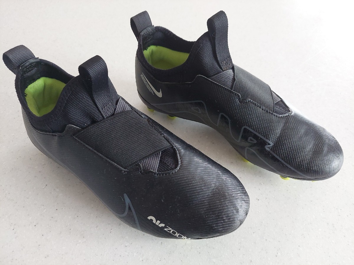 nike black laceless football boots