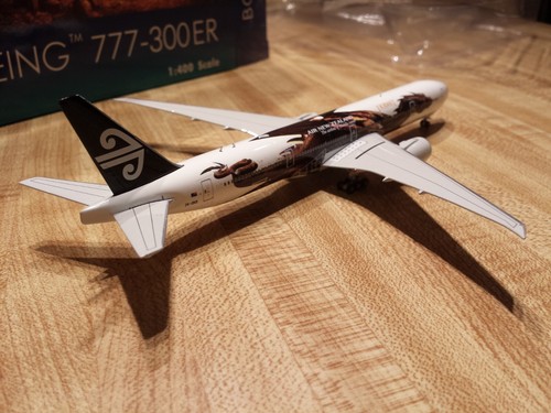 Phoenix Models Air New Zealand B 777-319ER 1:400 The Desolation of Smaug ZK-OKO - Picture 3 of 8
