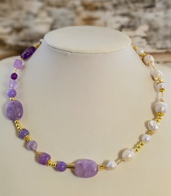 Natürliche Lavendel Jade & weiße Barock Perlen in assymetrischer Freeform Halskette