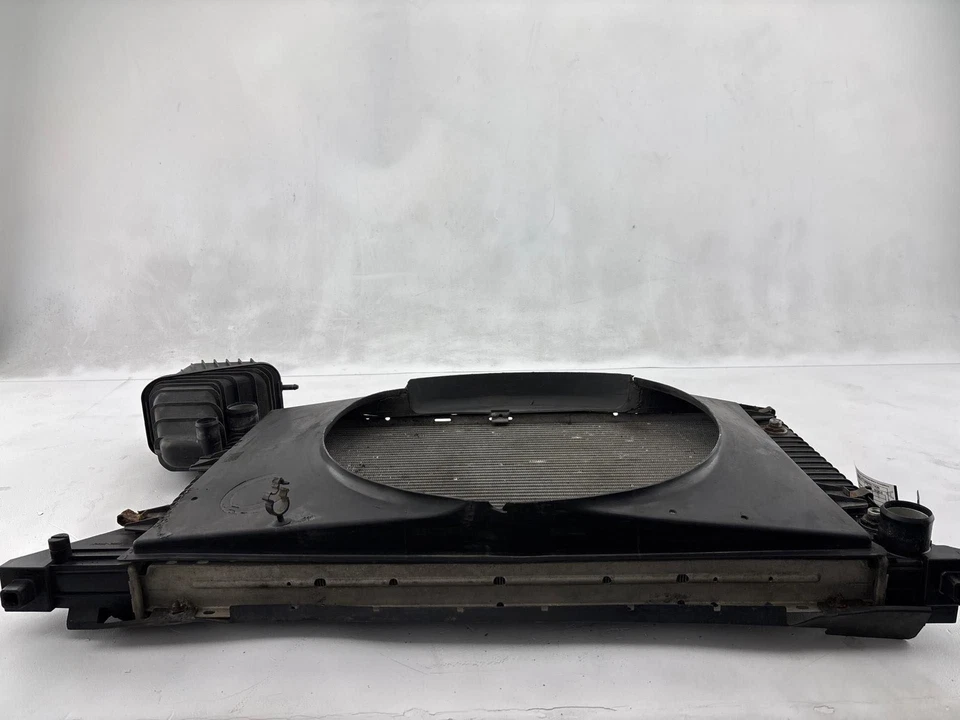 Dodge Van Sprinter 2500 2003-2006 radiador 2,7 L OEM Foto 2 de 4