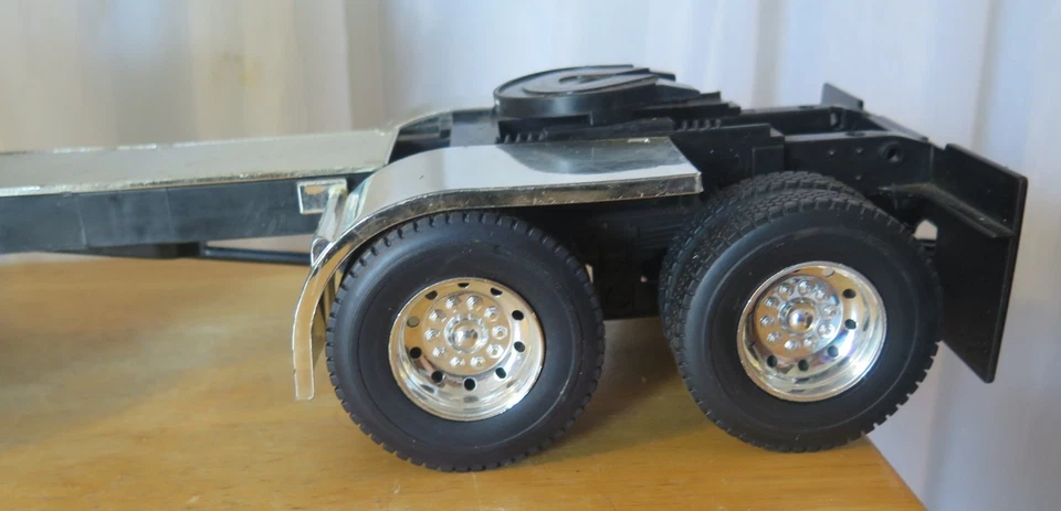 ERTL Big Farm 1:16 Scale Peterbilt Toy Semi Truck With Sound & Lights - Image 3 of 4