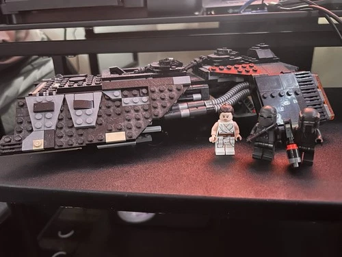 LEGO Star Wars: Knights of Ren Transport Ship (75284) Almost Com/ Missing pieces