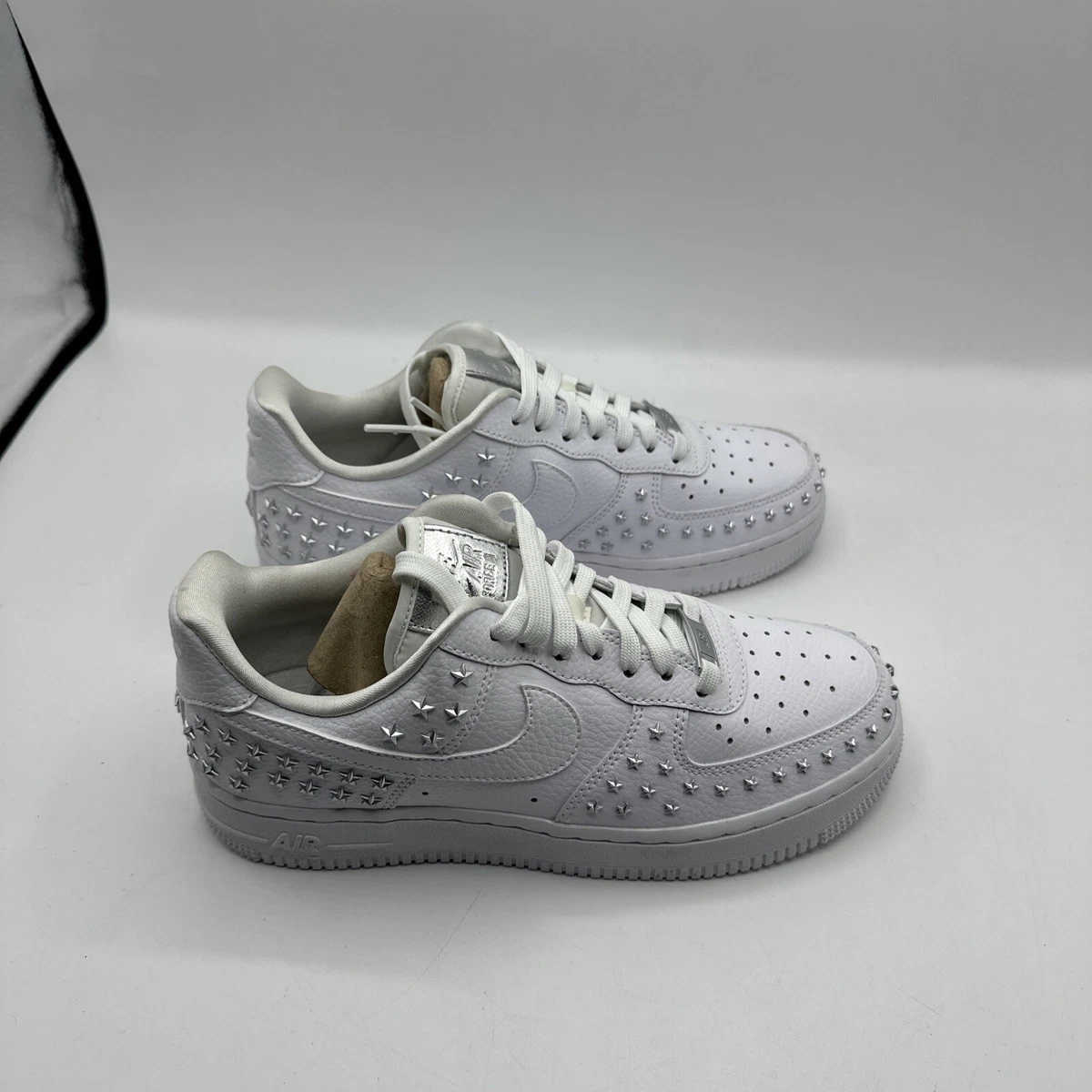 Preços baixos em Nike Air Force 1 Low Star-Studded 2018 - AR0639