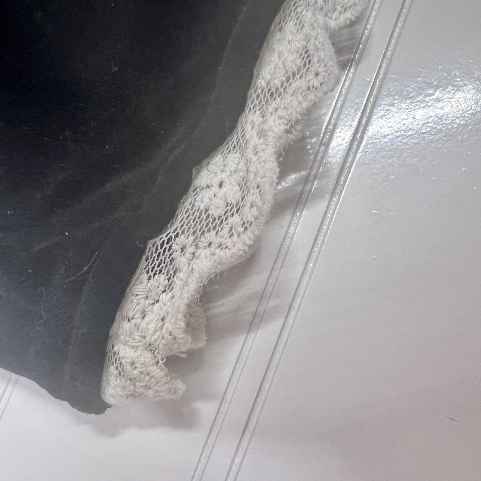 Children’s Place Niña’s 4 Falda de Terciopelo Negra con Dobladillo de Encaje + Conjunto Top Floral Foto 4 de 4