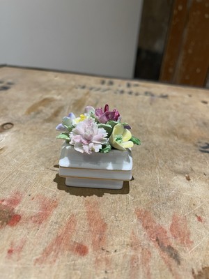 Adderley Blumenfigur mit Blumen im quadratischen Topf Knochen China handbemalt