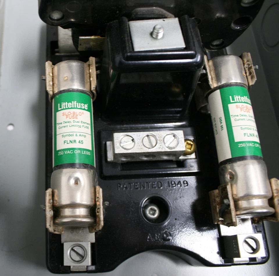 Interruptor cerrado FEDERAL PIONEER ON OFF 1P 3HP 60A Max 120/240VAC FLNR 45 A fusible Foto 4 de 4