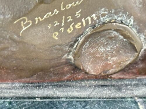 Scultura in bronzo firmata Braslow 111/4" seduta donna con cappuccio - numero 12/25 - Foto 8 di 13