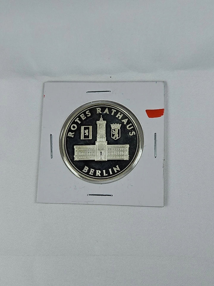 Medalla de Plata Conmemorativa Alemania Oriental RDA Rotes Rathaus Ayuntamiento Rojo - Berlín Foto 2 de 4