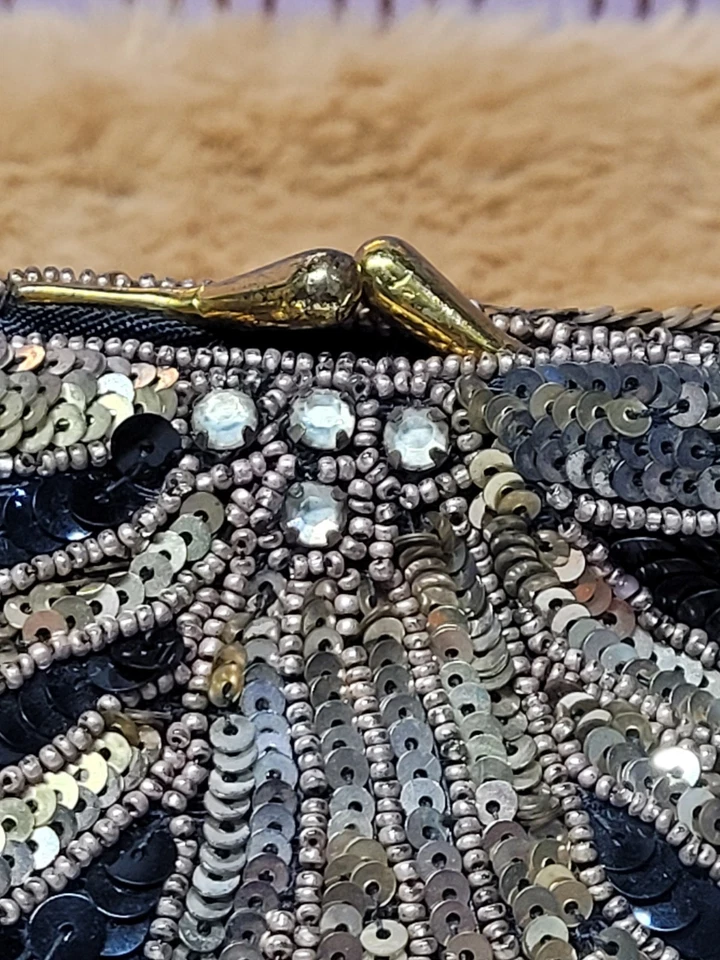 Bolso sin asas vintage años 60 con lentejuelas con cuentas cierre de bloqueo de beso pedrería Bélgica Foto 2 de 4