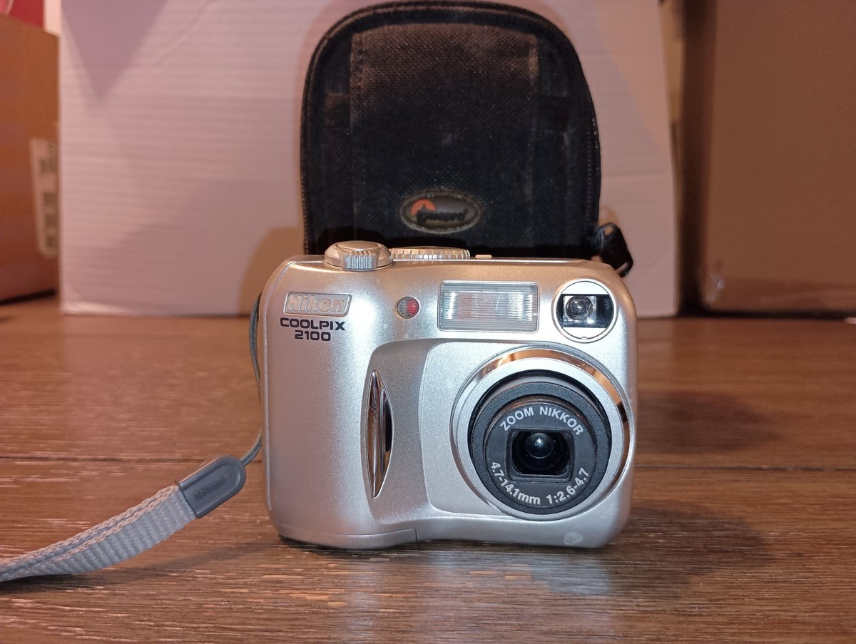 Nikon COOLPIX 2100 2.0MP Digital Camera Silver Powers Up UNTESTED