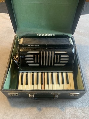 Vintage Monarch Accordion with Original Case Made In Italy (See Desc)