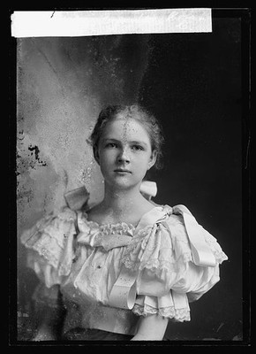 Photo:M. Reynolds Portrait Young Girl 1894-1901