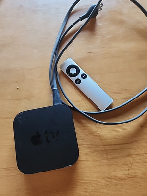 Apple TV (3rd Generation) HD Media Streamer - A1469.-- Bundle - Fully Functional
