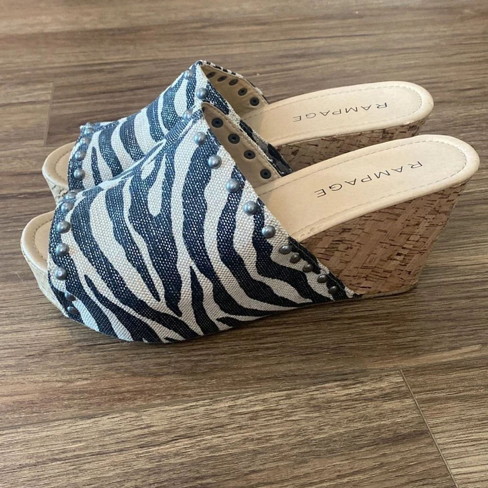 Rampage зебра полоски холст с заклепками пробковый клин размер 10 М Y2K mobwife gawdy богато украшенный - Изображение 3 из 4