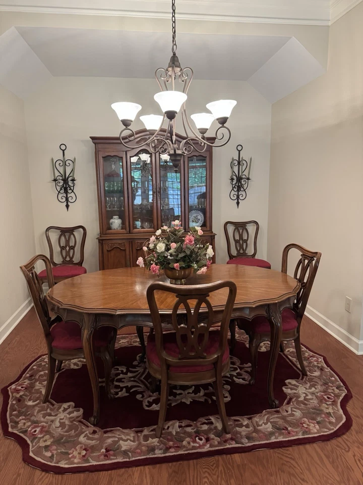 Mesa de comedor Thomasville provincial francesa Luis XV extensión cereza con 6 sillas Foto 2 de 4